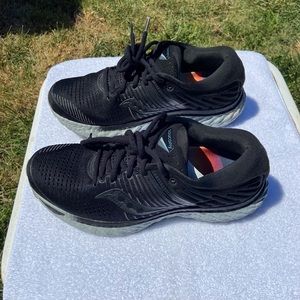 Saucony Women’s Triumph 17, Blackout, 9.5